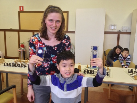 Foto genomen door Viet's vader waarop Viet trots zijn beide prijzen laat zien. En achter hem een trotse lerares. 20130302.JPG